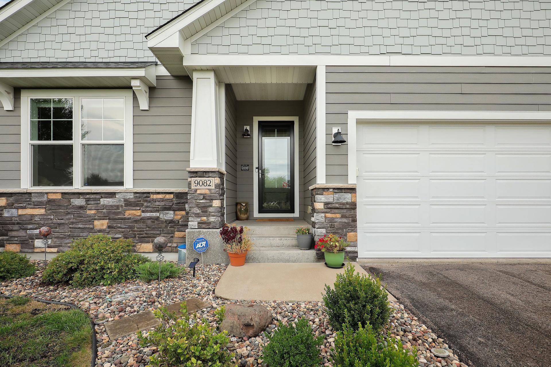 9082 Jade CIR N, Lake Elmo, MN 55042