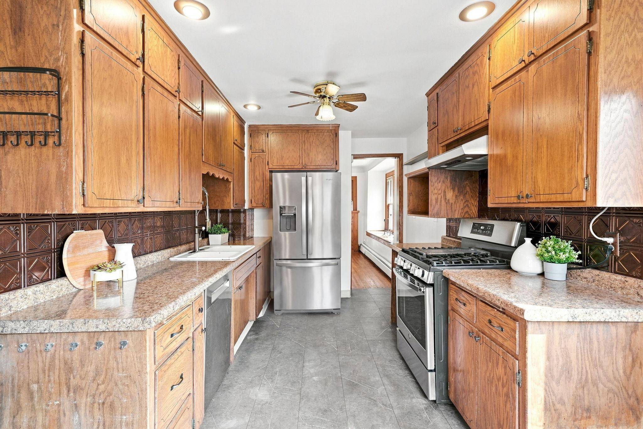 902 Hyacinth Ave E, Saint Paul, MN 55106