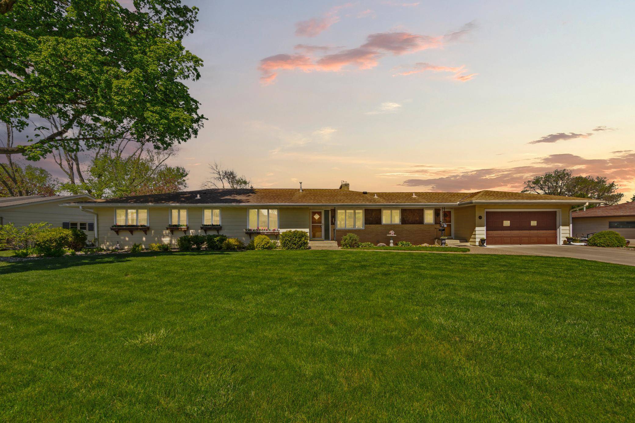 808 Hillcrest DR, Montgomery, MN 56069