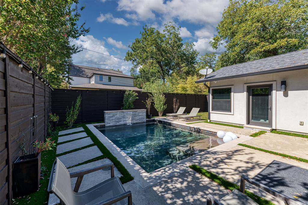 8715 Forest Hills Boulevard, Dallas, TX 75218