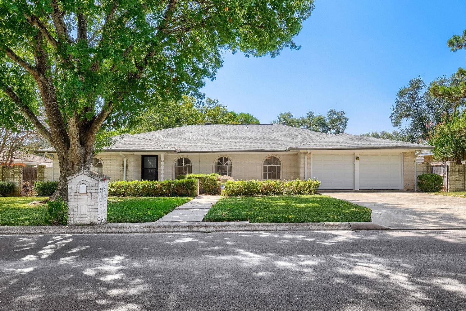 6018 Woodwick DR, Windcrest, TX 78239