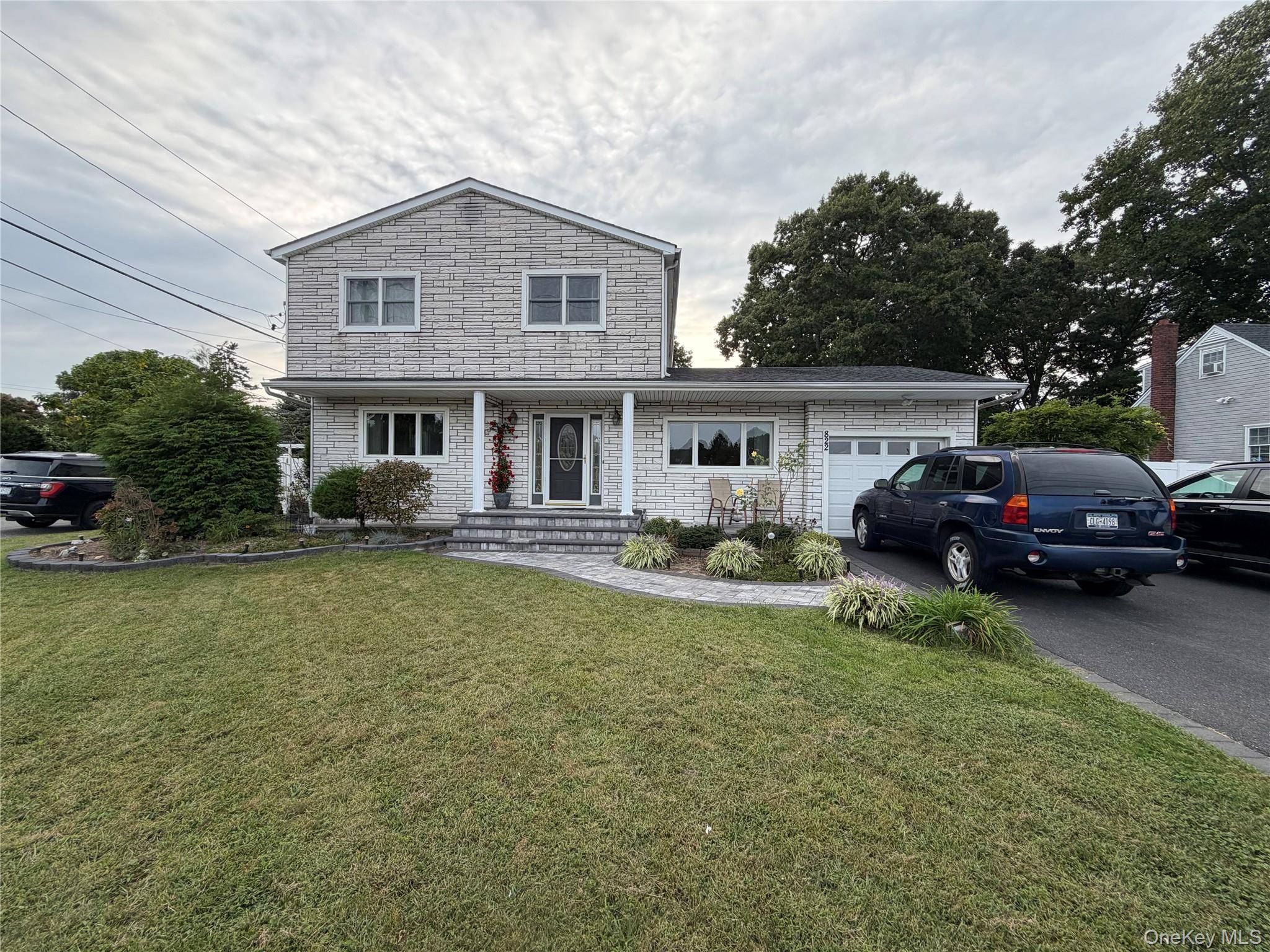 822 Coates AVE, Holbrook, NY 11741
