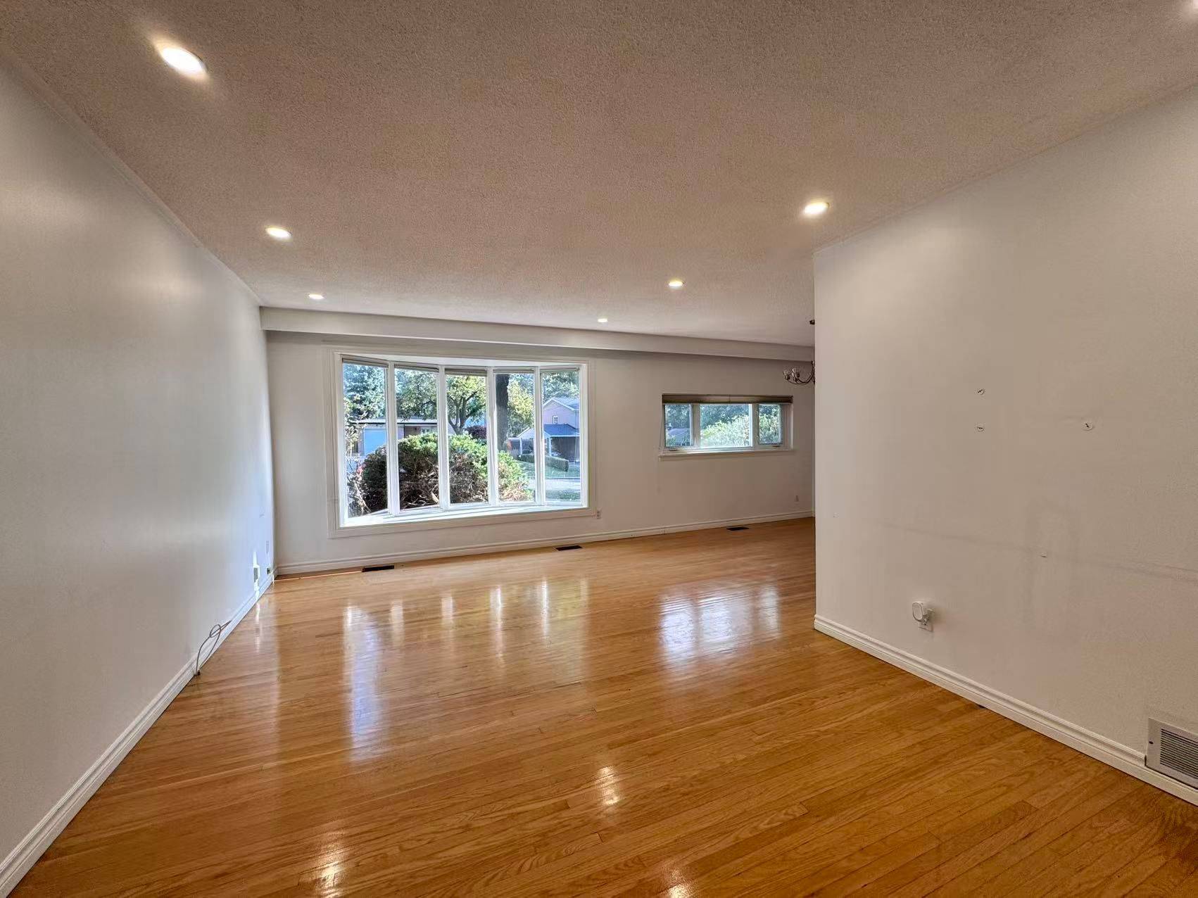 16 Trailside DR, Toronto C15, ON M2J 2C9