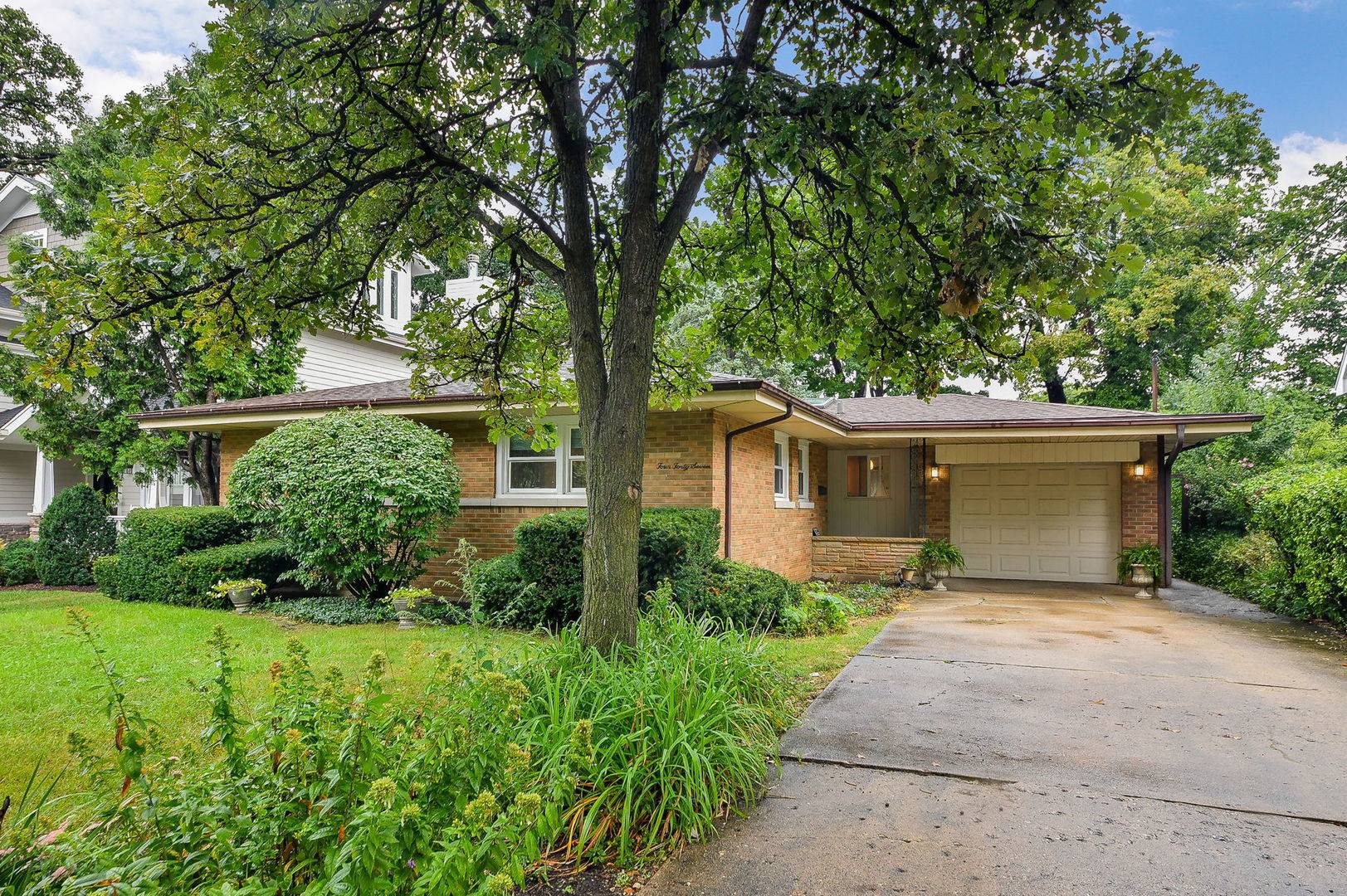 447 Lowell AVE, Glen Ellyn, IL 60137