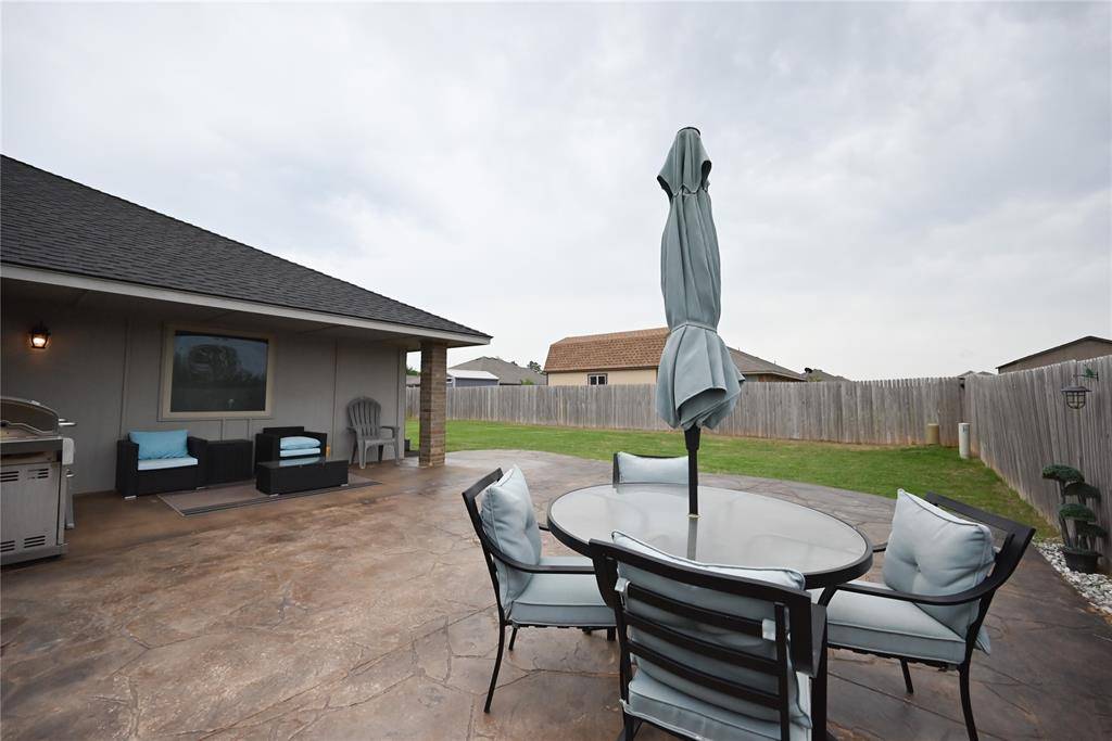 911 Sleepy Hollow BLVD, Chickasha, OK 73018