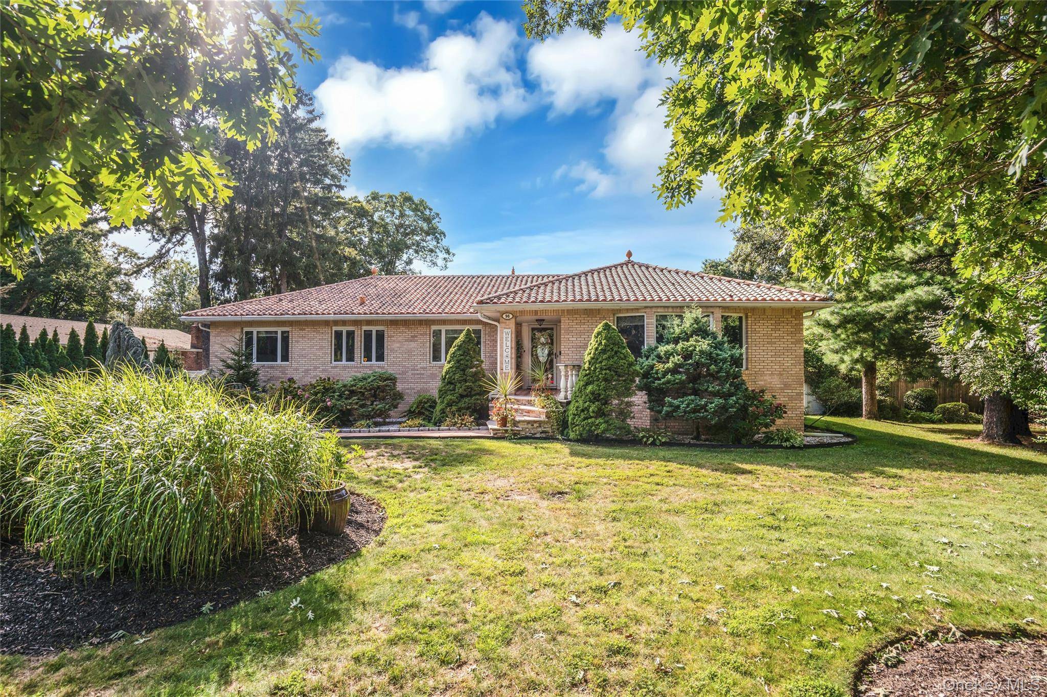 96 McCulloch DR, Dix Hills, NY 11746