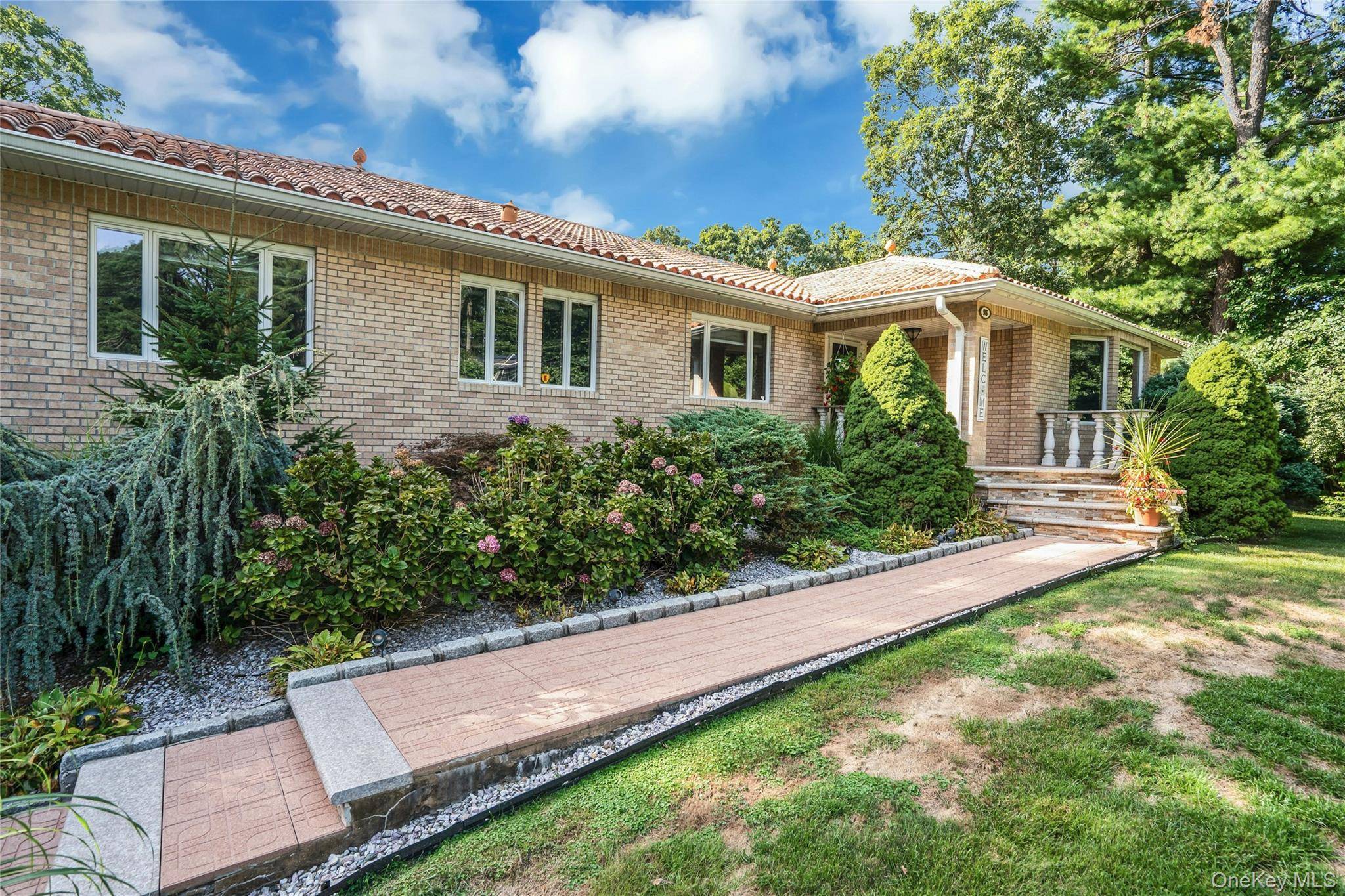96 McCulloch DR, Dix Hills, NY 11746