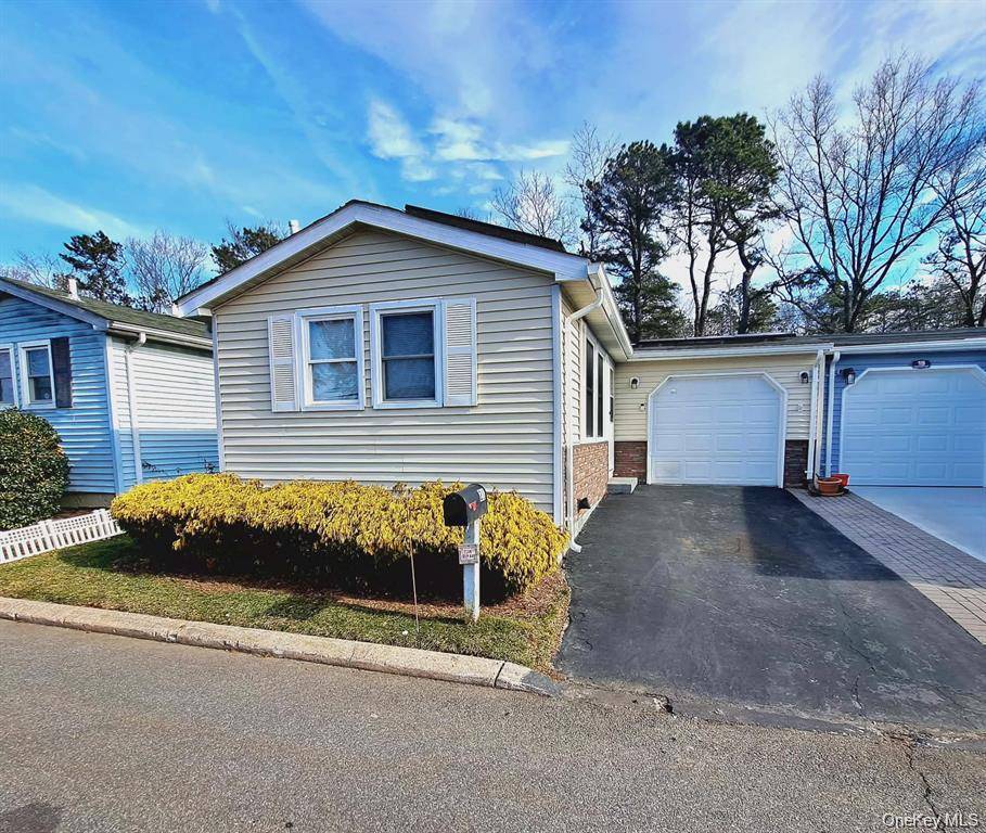 21 Village CIR #21, Manorville, NY 11949