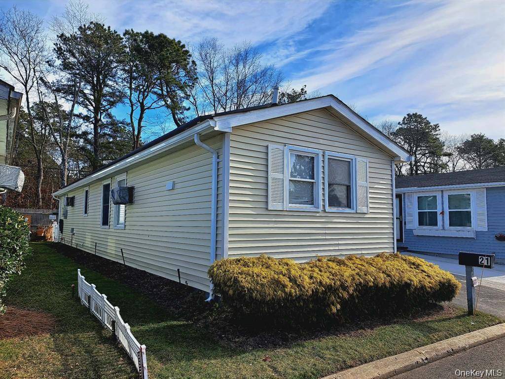 21 Village CIR #21, Manorville, NY 11949