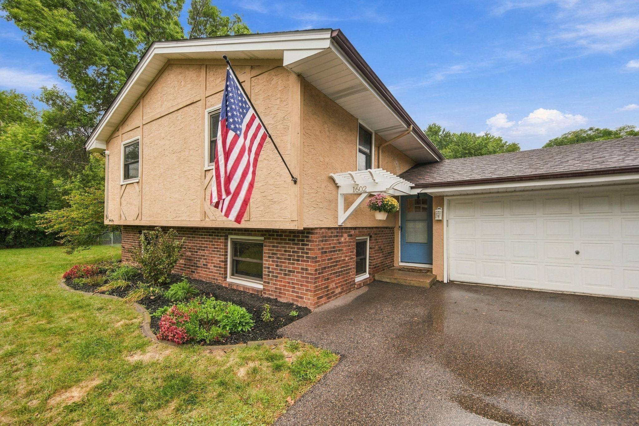 1602 Long Lake RD, New Brighton, MN 55112