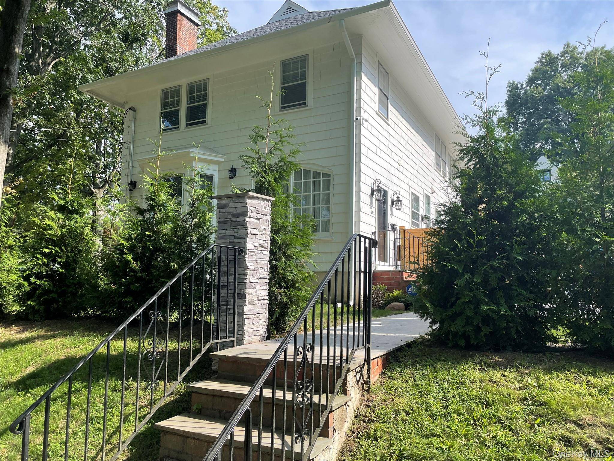 252 Beverly RD, Douglaston, NY 11362
