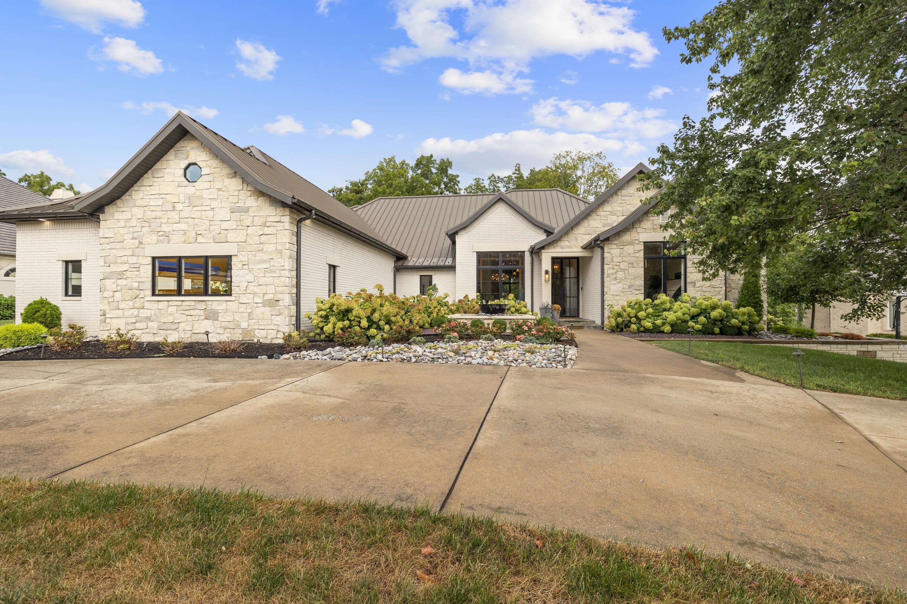 5273 S Applecross WAY, Springfield, MO 65809