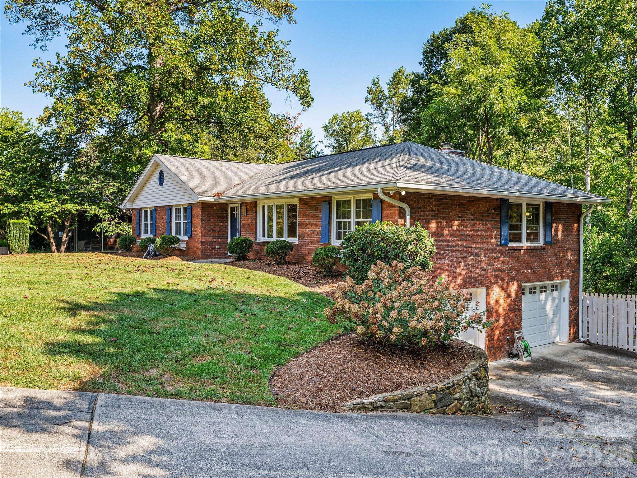 531 Bluebird RDG, Asheville, NC 28804