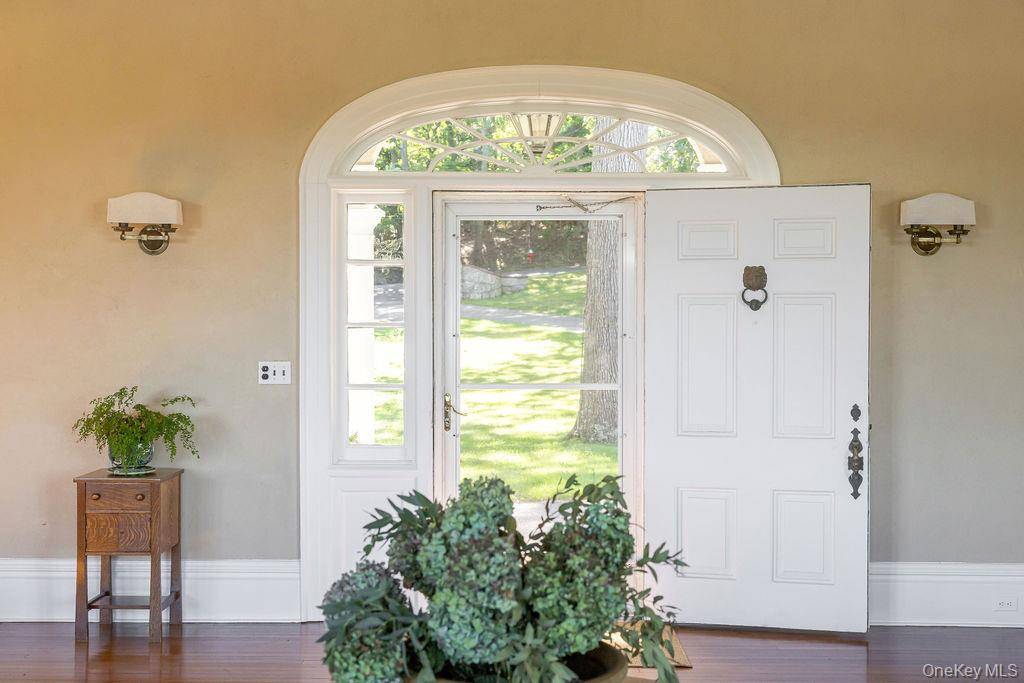 11 Arbutus LN, Stony Brook, NY 11790