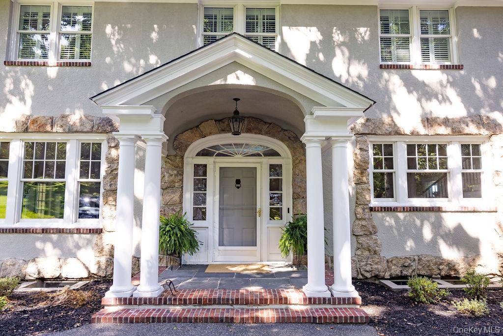 11 Arbutus LN, Stony Brook, NY 11790
