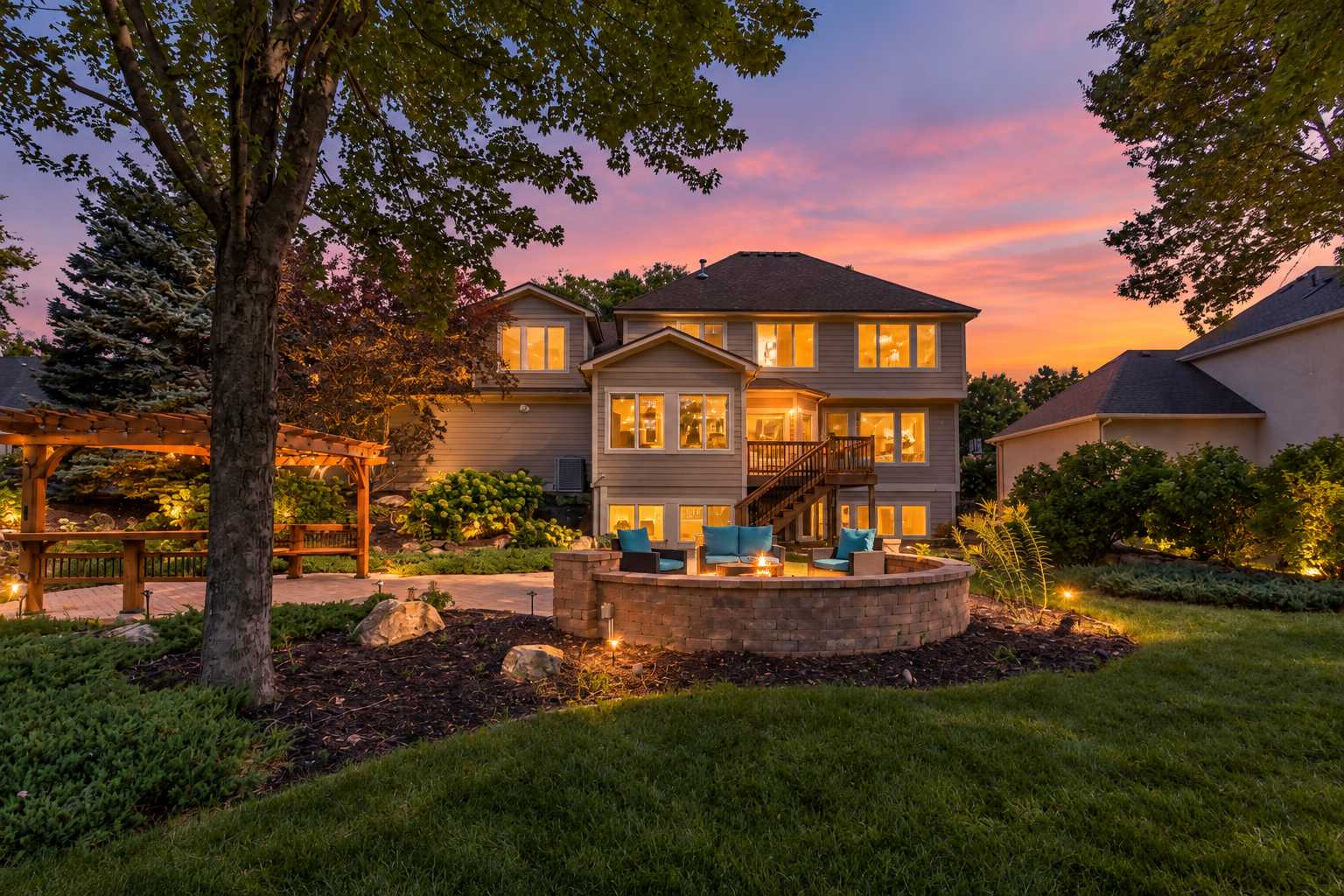 3034 Edgewater DR, Woodbury, MN 55125