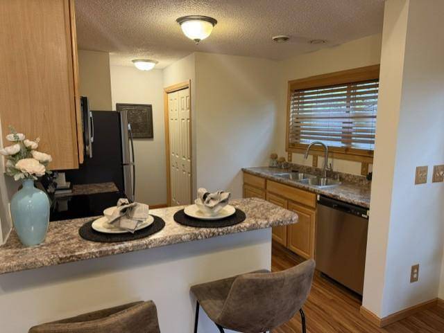 2814 Faulkner DR, Chaska, MN 55318