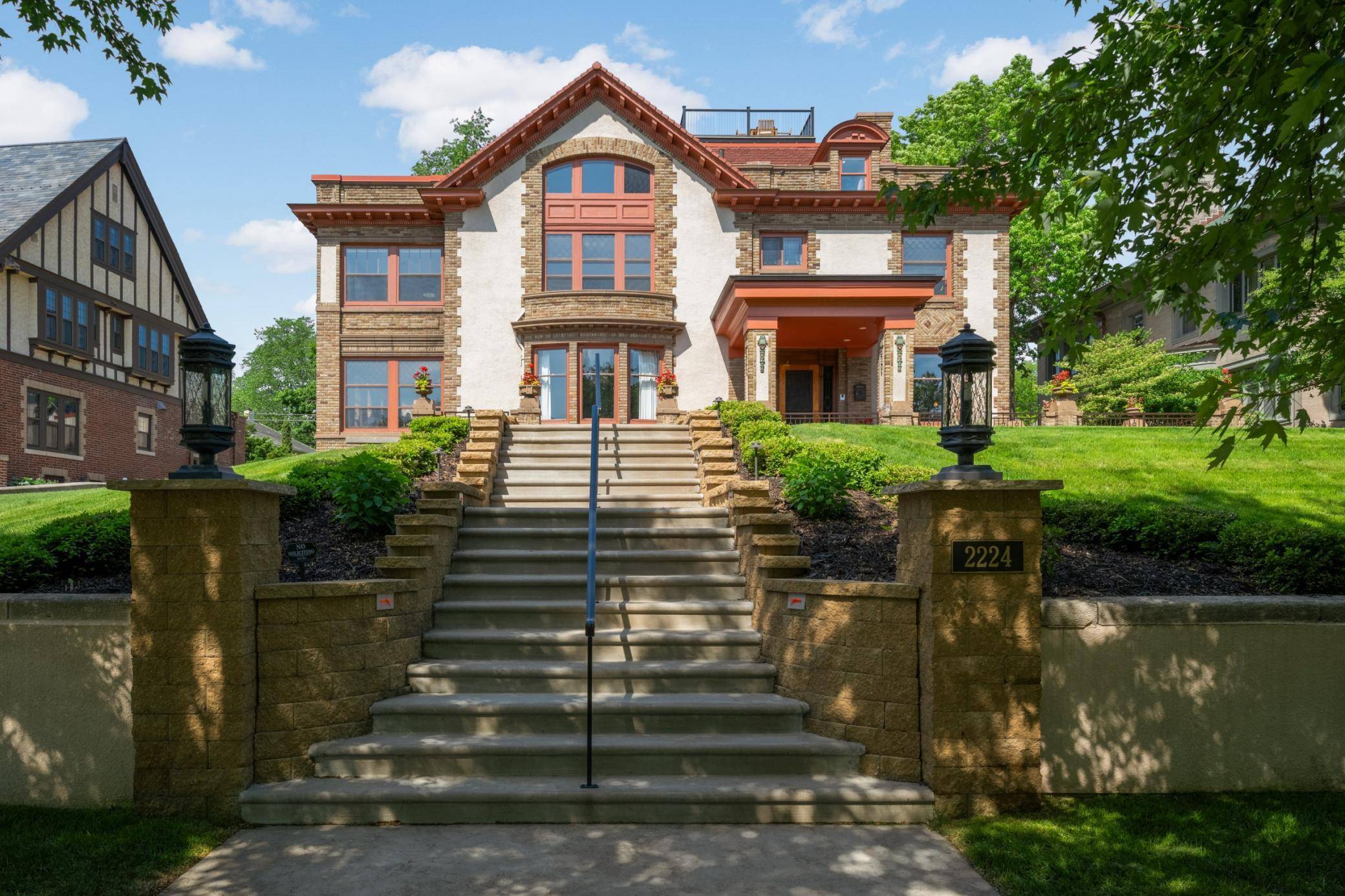 2224 W Lake Of The Isles Pkwy, Minneapolis, MN 55405