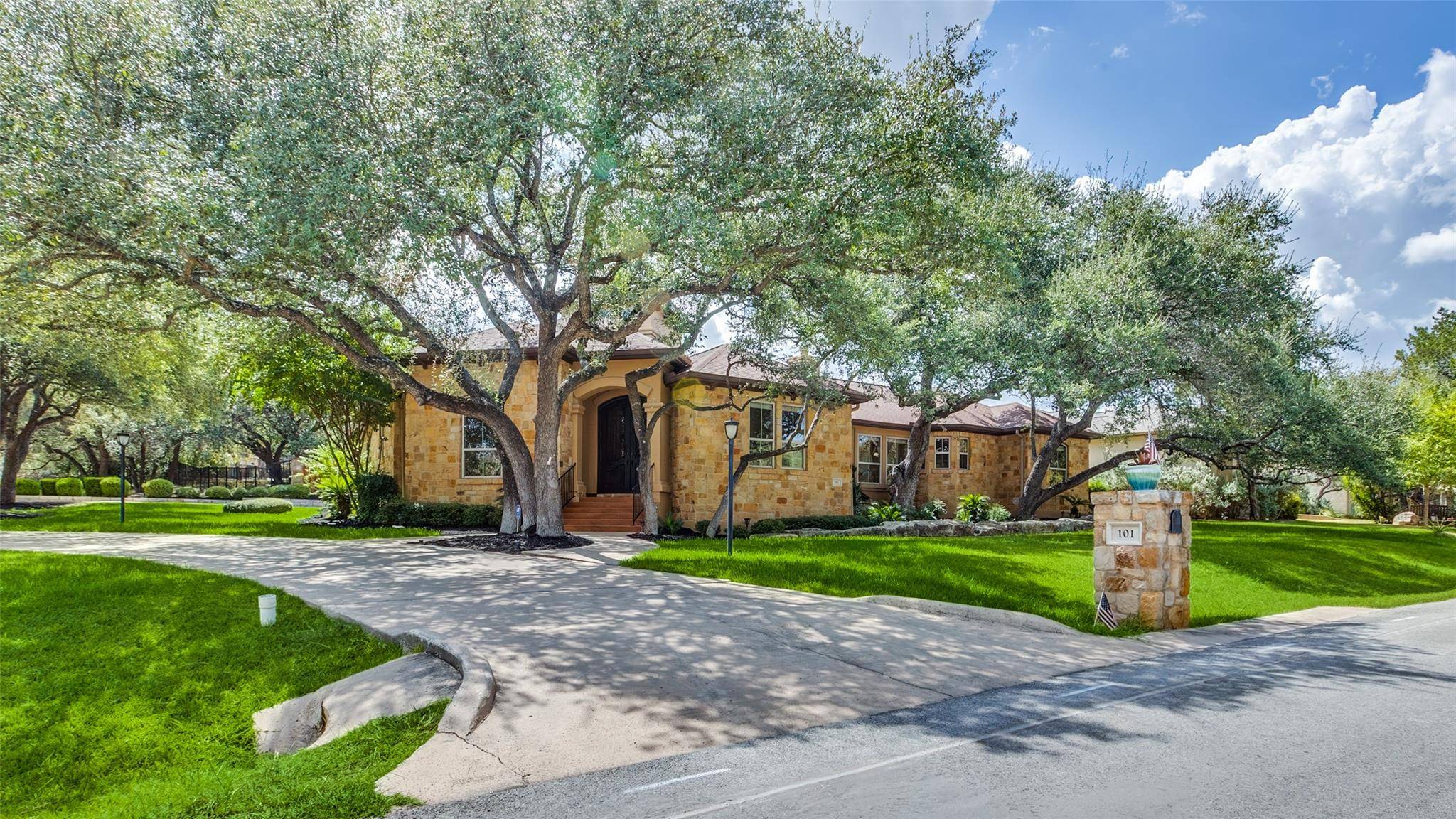 101 Indian Bend DR, Lakeway, TX 78734