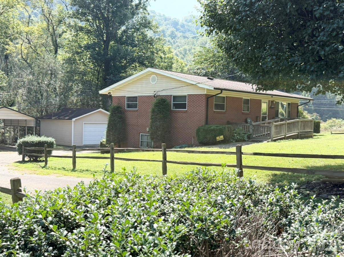 2985 Collettsville RD, Lenoir, NC 28645