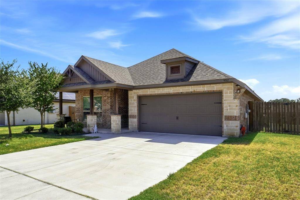 952 Sam Street, Springtown, TX 76082