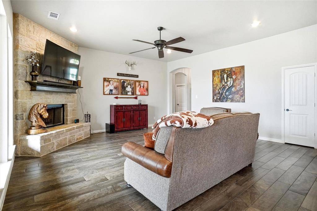 1027 Hope Court, Boyd, TX 76023