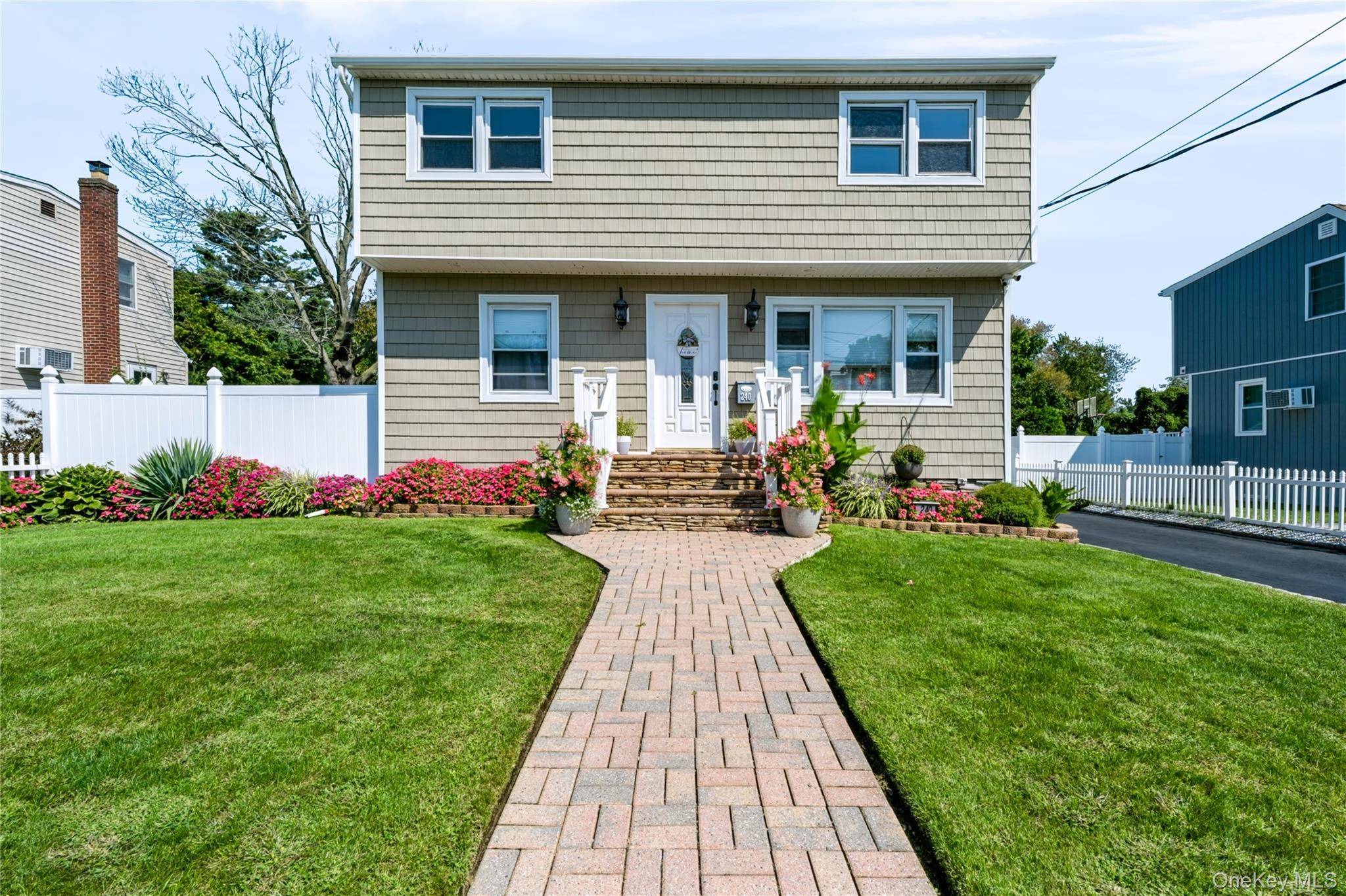 240 Kramer DR, Lindenhurst, NY 11757