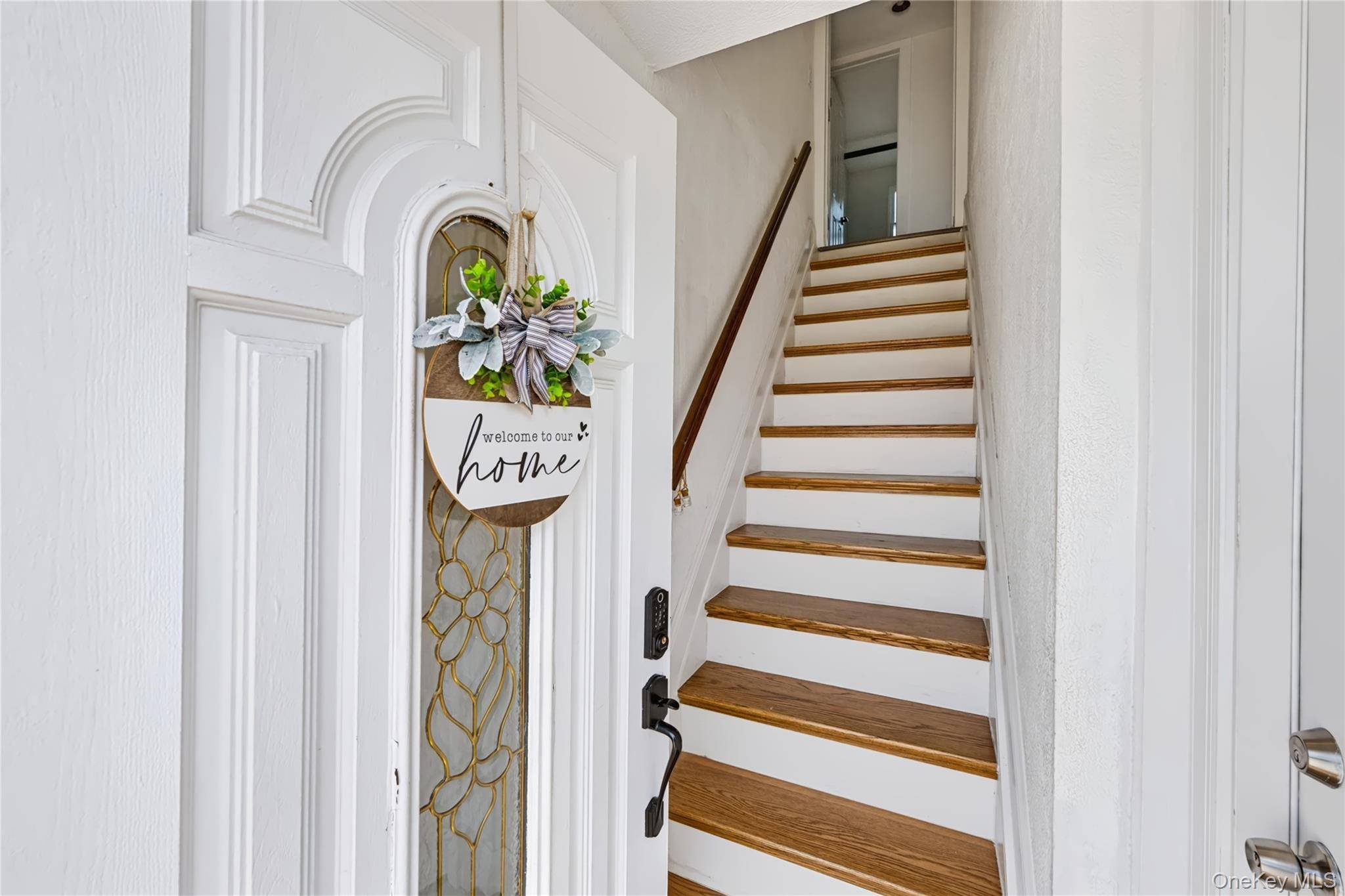 240 Kramer DR, Lindenhurst, NY 11757