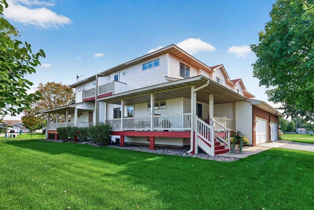 8600 Tessman CIR N, Brooklyn Park, MN 55445