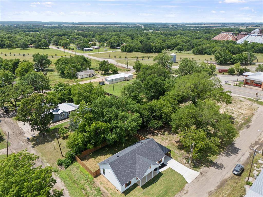 108 S Manson Street, Wolfe City, TX 75496