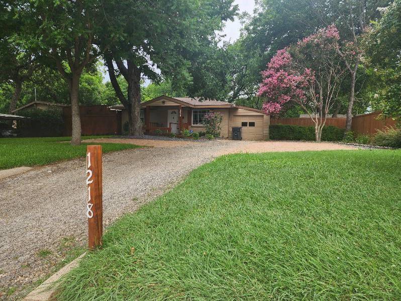 1218 N Center Street, Arlington, TX 76011