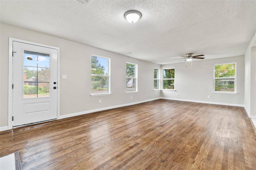 2336 Glencrest Drive, Fort Worth, TX 76119