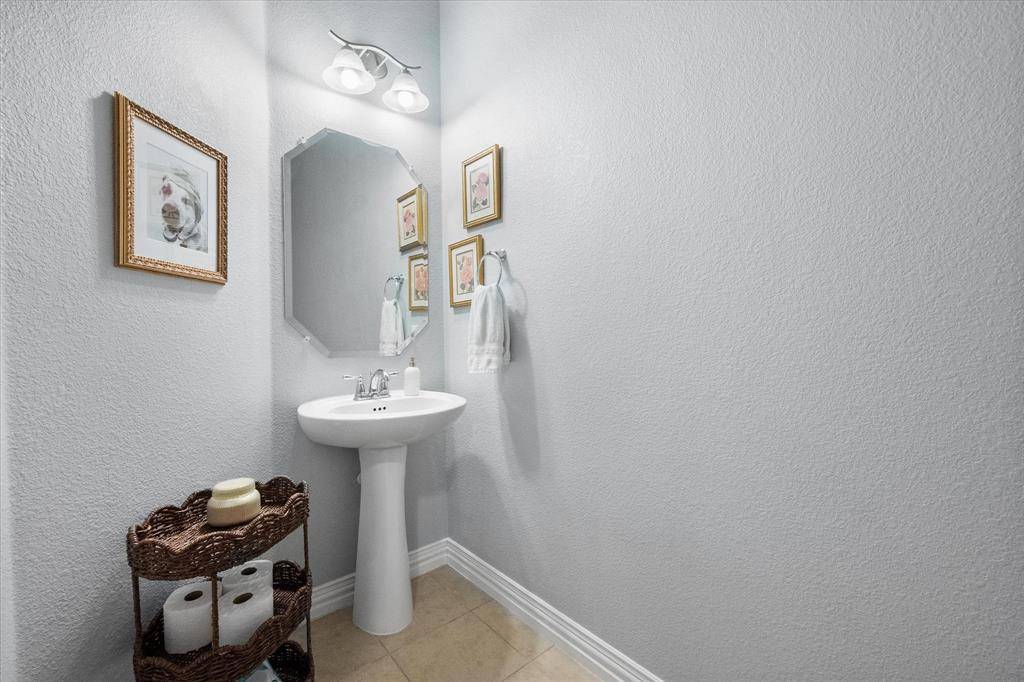 617 Newchester Drive, Roanoke, TX 76262