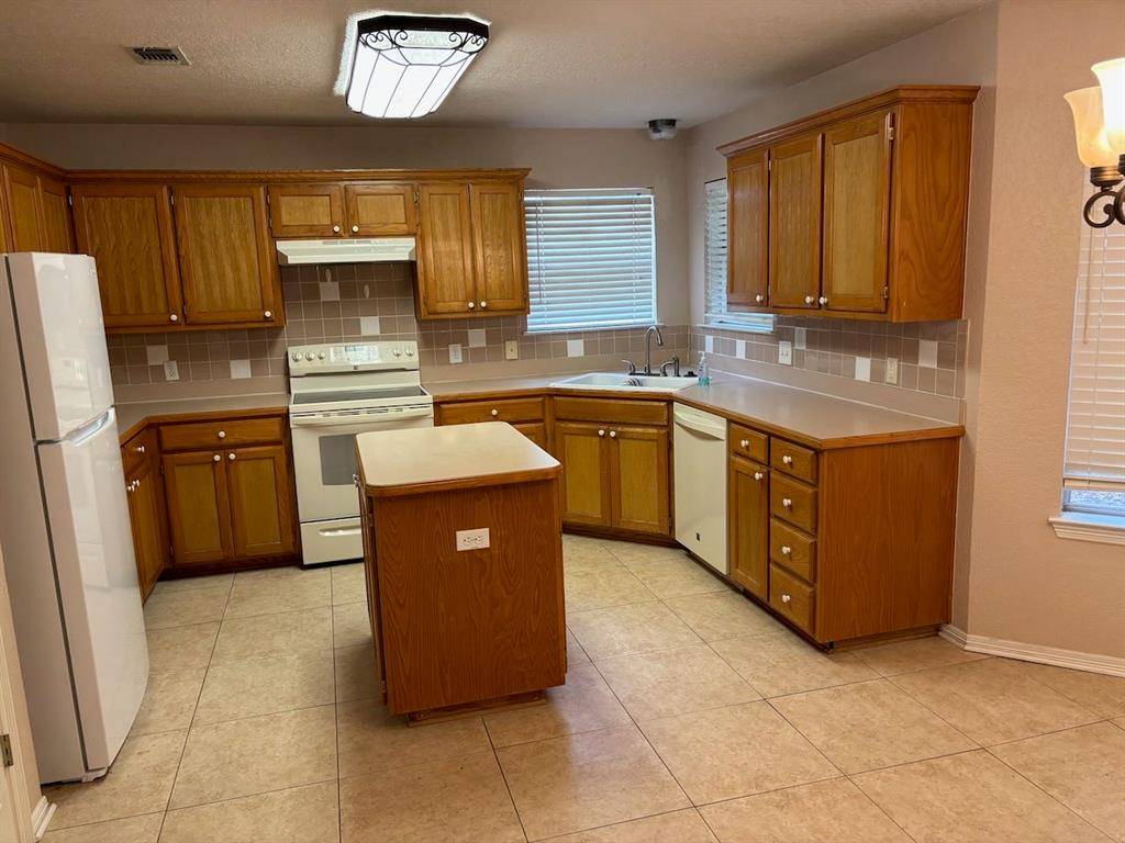 8109 Fox Chase Drive, Fort Worth, TX 76137