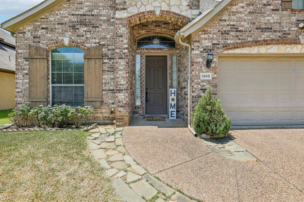1910 Bentwood Court, Grapevine, TX 76051