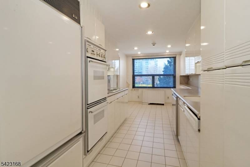 2 Claridge Dr. 1LE, Verona Twp., NJ 07044