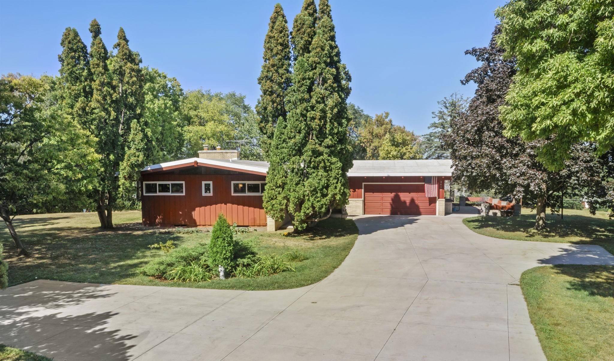 2439 Hauer TRL, Shakopee, MN 55379