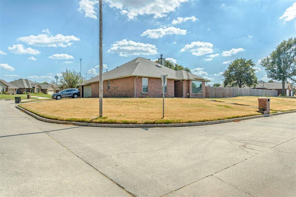 1808 Goldenrod LN, Midwest City, OK 73130