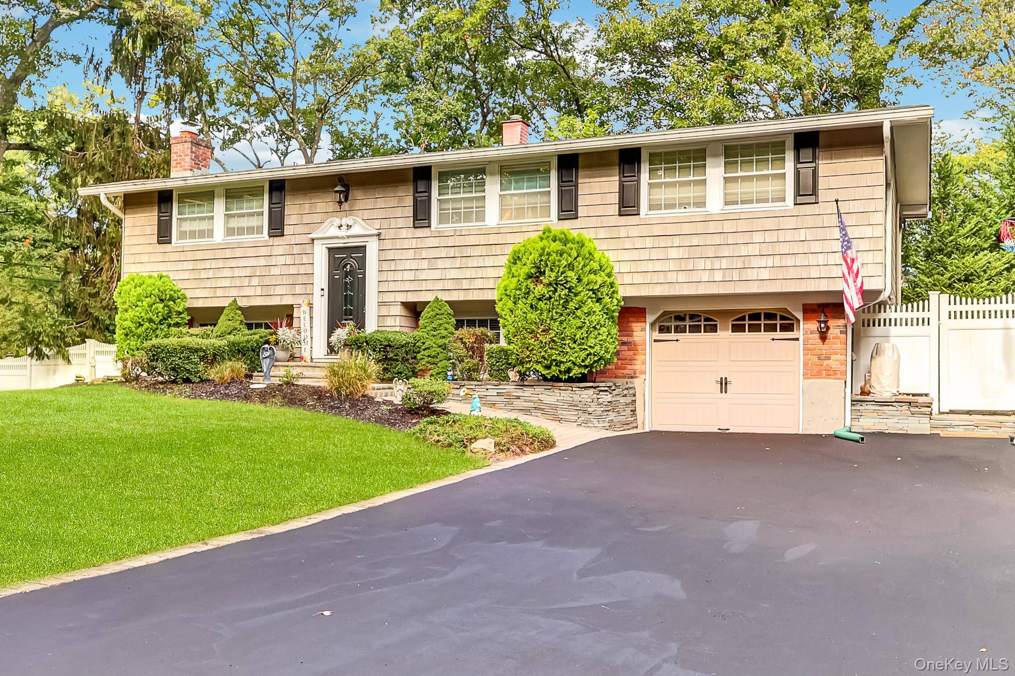 1 Cottontail LN, East Setauket, NY 11733