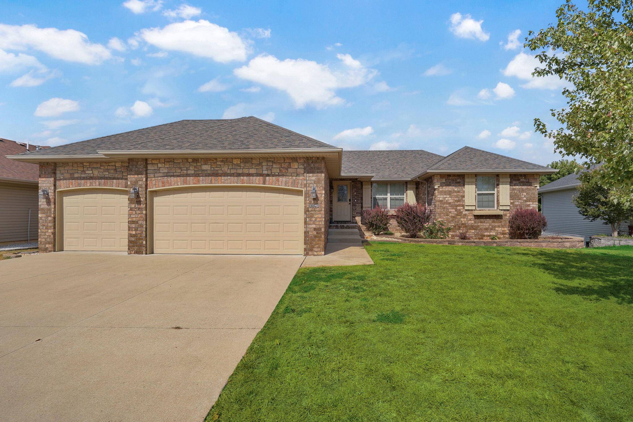 1140 S Erika AVE, Springfield, MO 65802