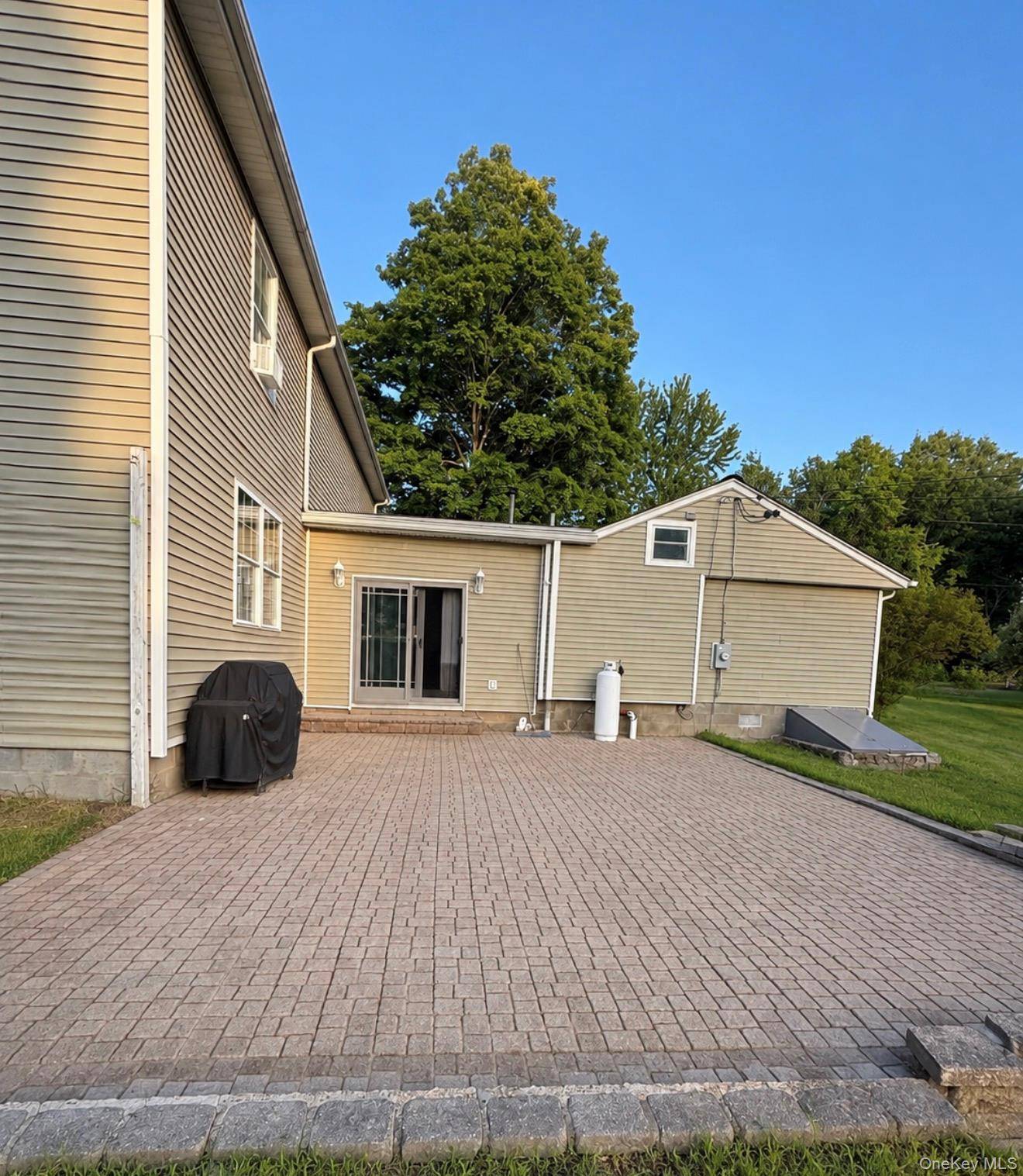 8 Acorn DR, Montgomery, NY 12586