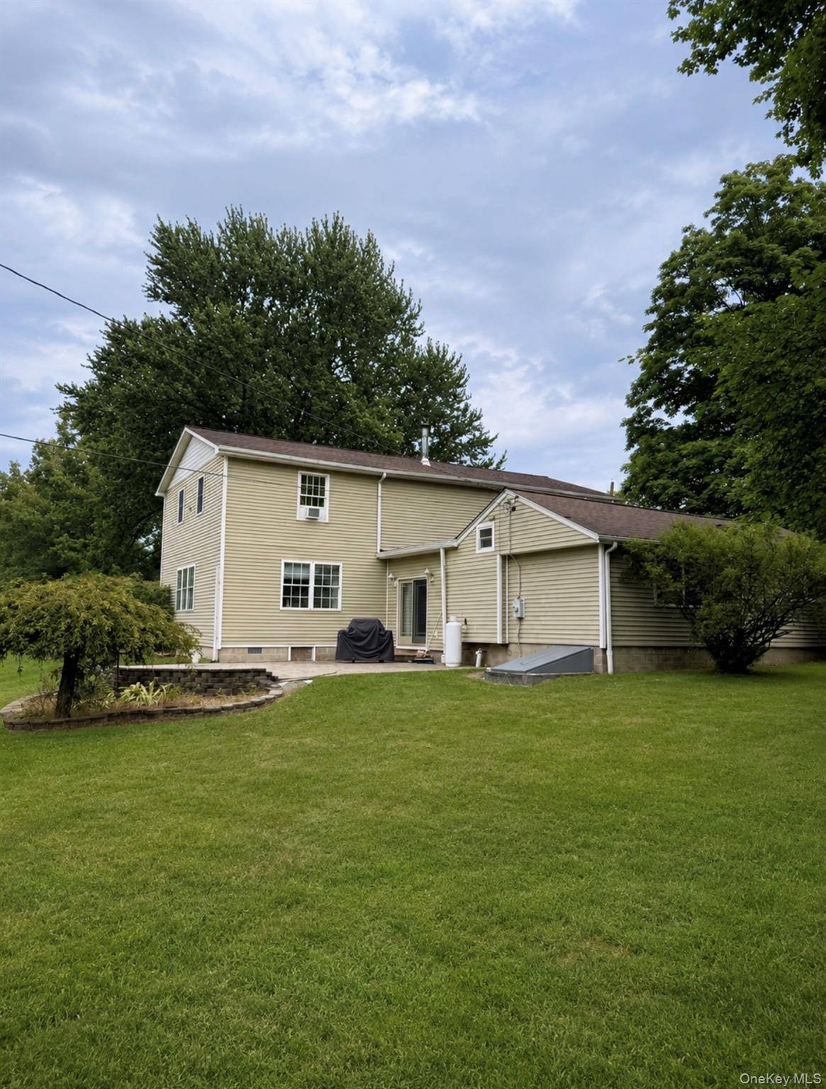 8 Acorn DR, Montgomery, NY 12586