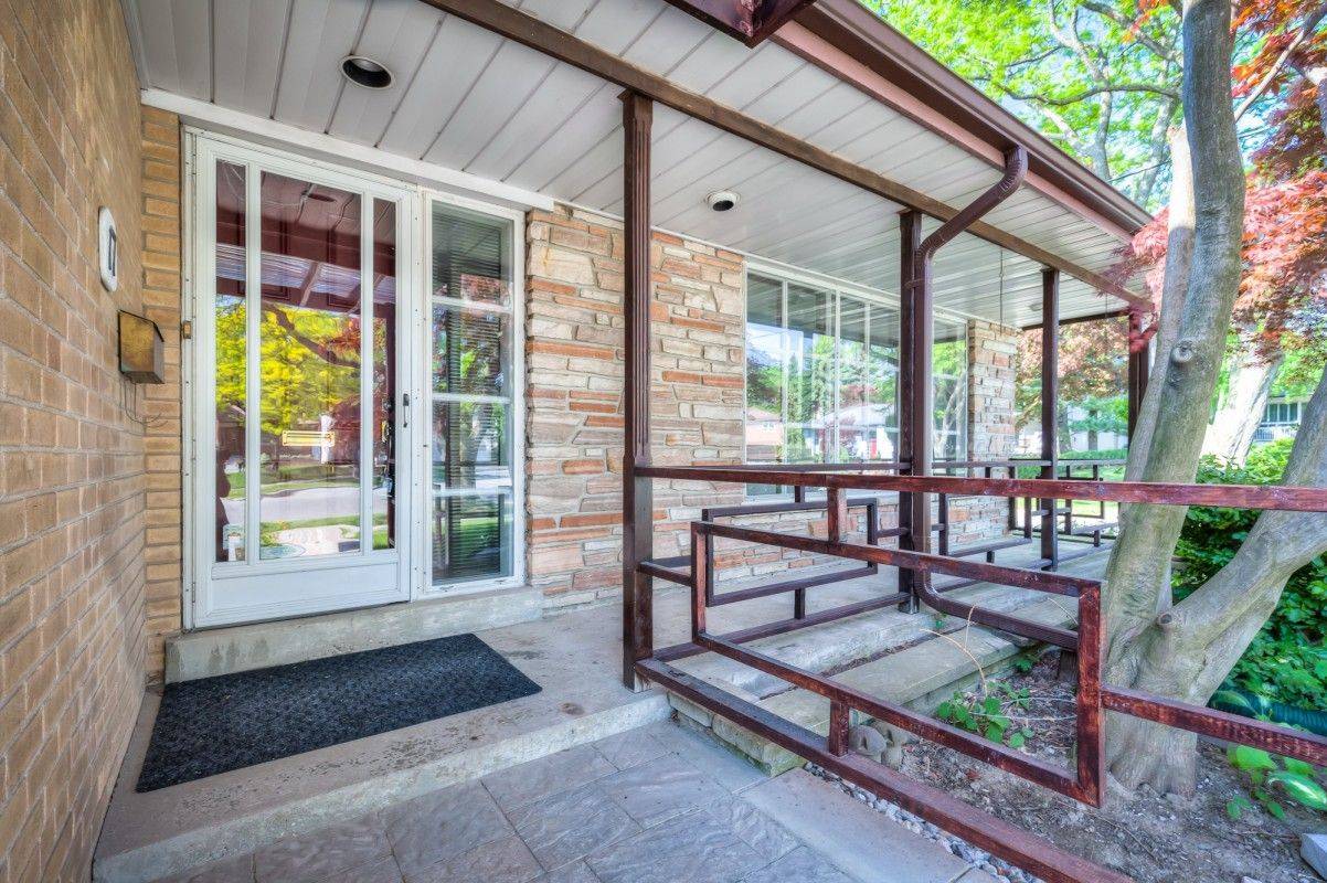 17 Ealing DR, Toronto C12, ON M2L 2R4