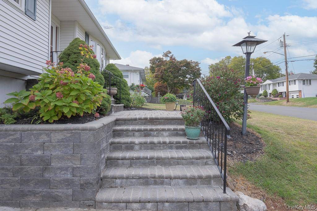 18 De Halve Maen DR, Stony Point, NY 10980