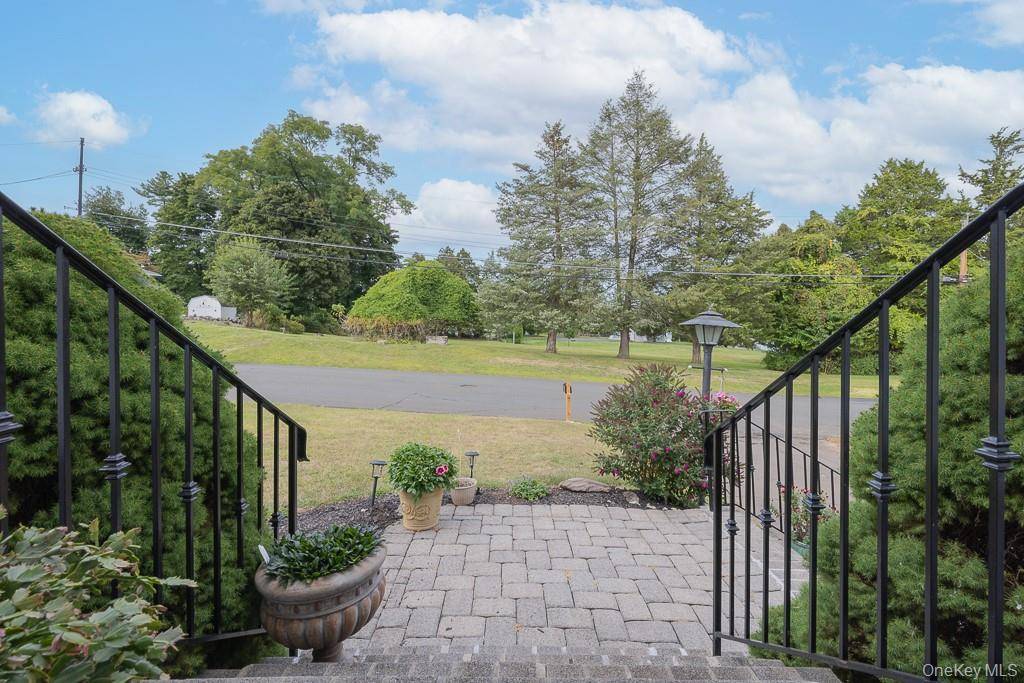 18 De Halve Maen DR, Stony Point, NY 10980