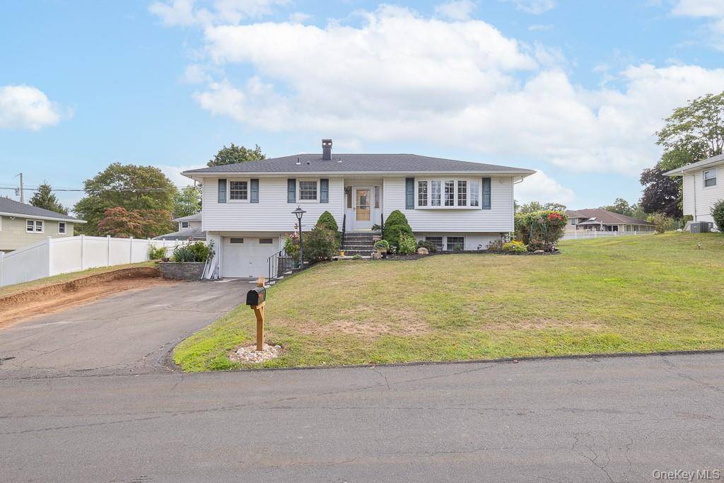 18 De Halve Maen DR, Stony Point, NY 10980