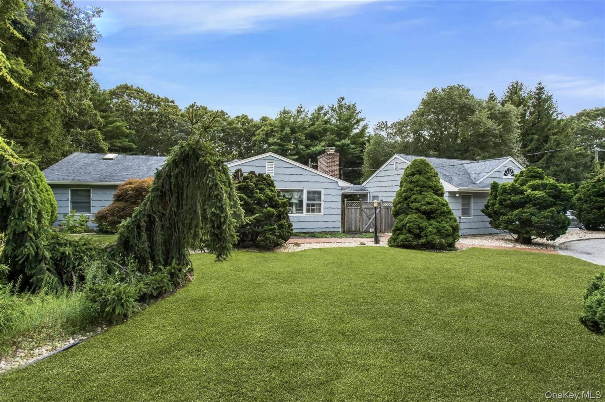 25 Squires AVE, East Quogue, NY 11942
