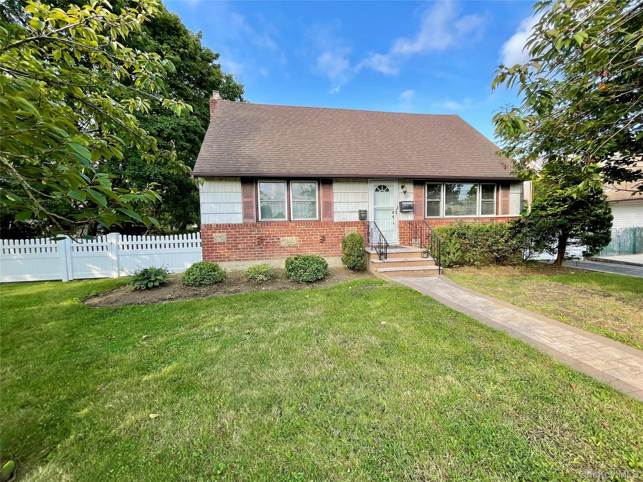 5 Denton PL, Farmingdale, NY 11735