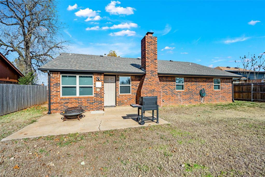 512 Wood Hollow LN, Moore, OK 73160