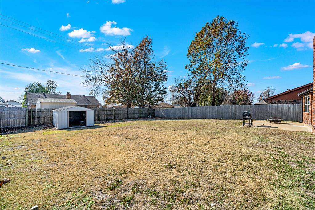 512 Wood Hollow LN, Moore, OK 73160